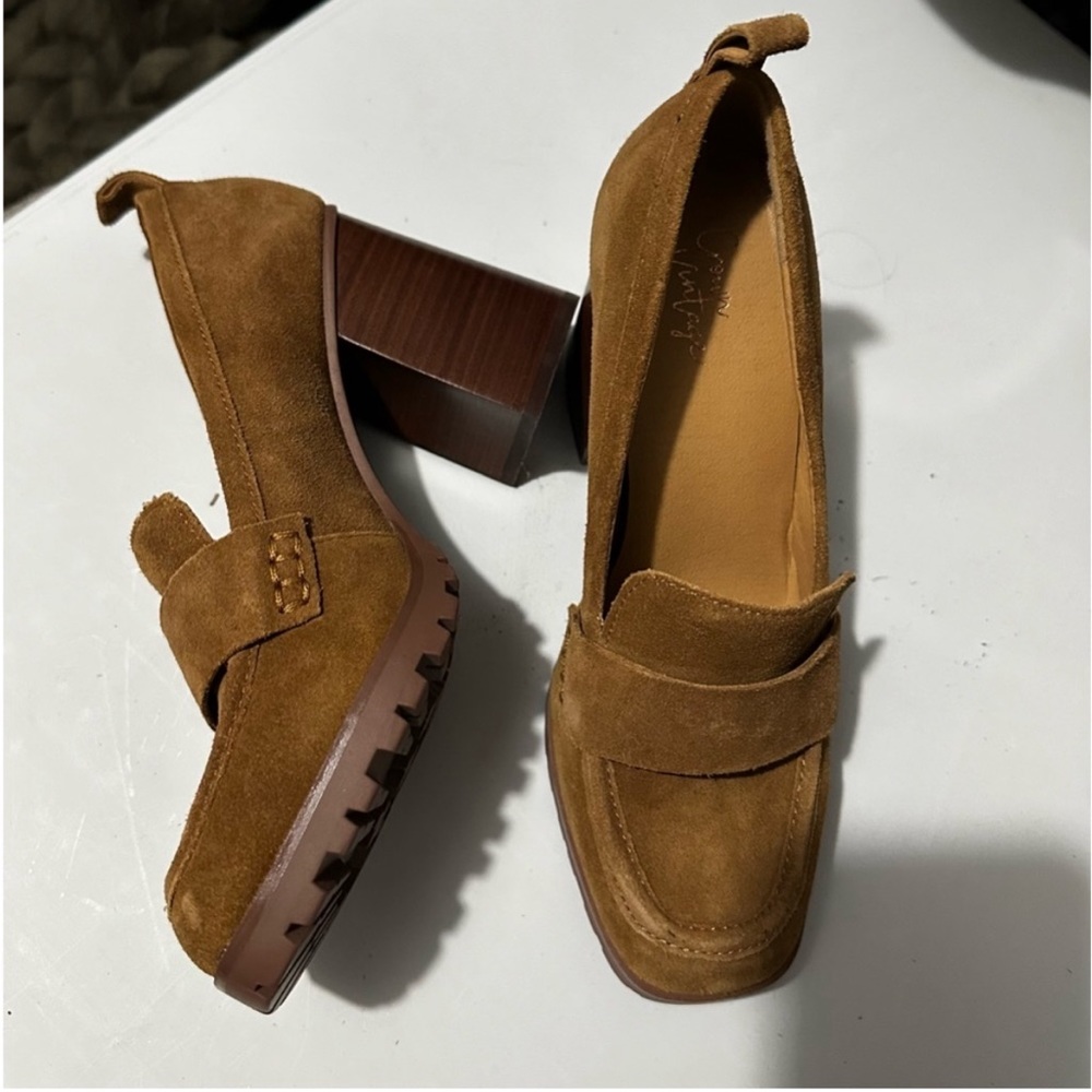 BNWT Crown Vintage Alivia loafer in suede brown
